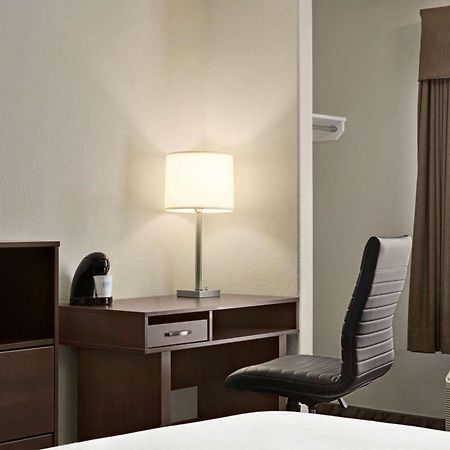 Super 8 By Wyndham Calgary Shawnessy Area Hotel Ngoại thất bức ảnh