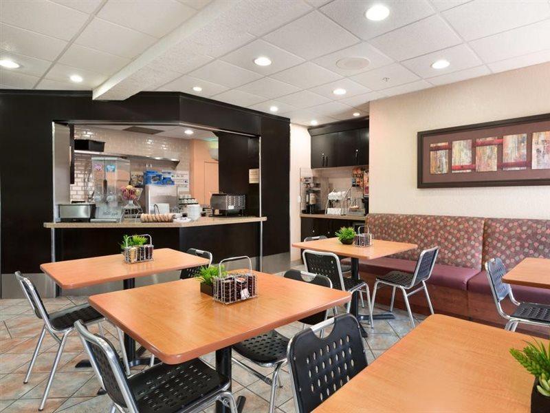Super 8 By Wyndham Calgary Shawnessy Area Hotel Ngoại thất bức ảnh