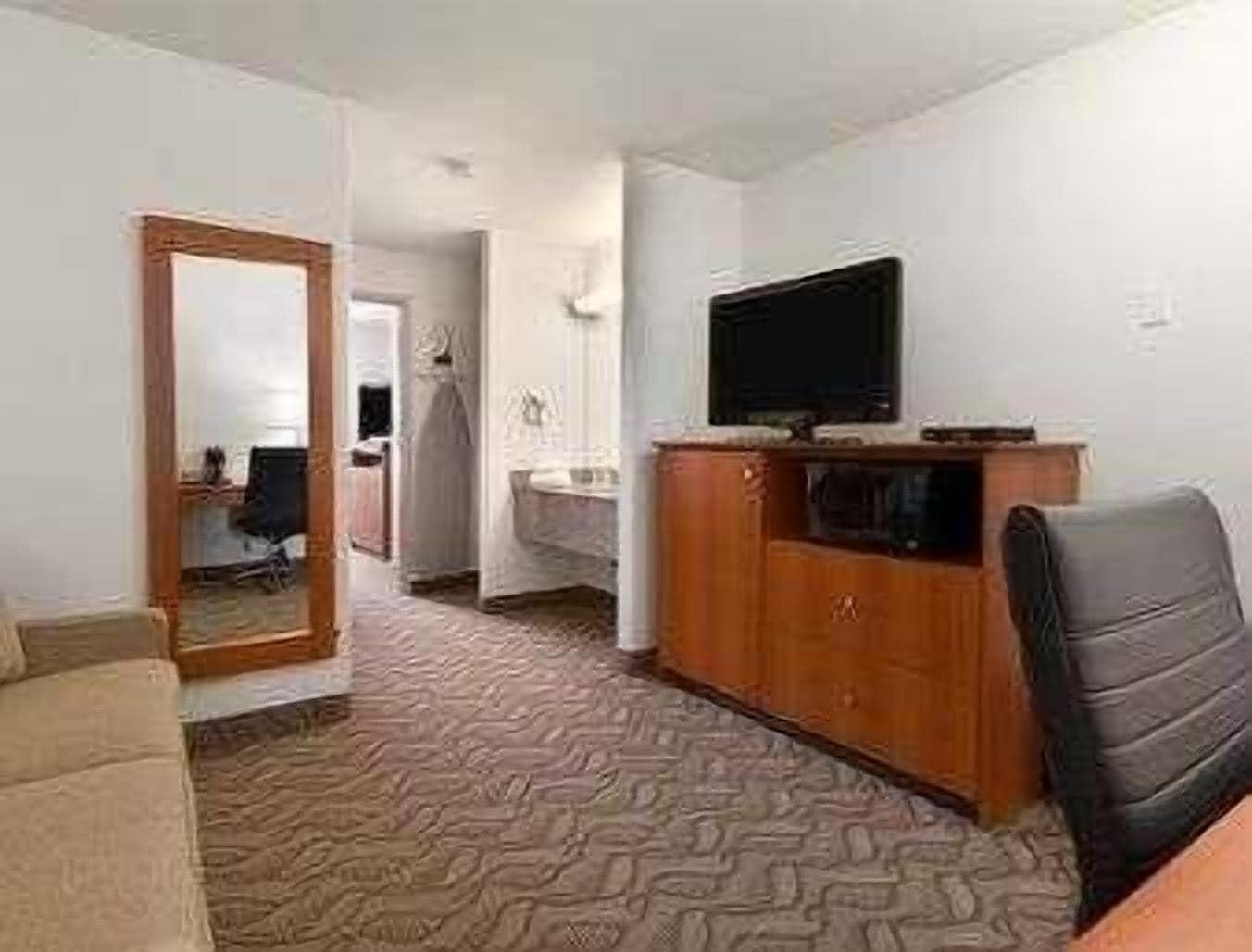 Super 8 By Wyndham Calgary Shawnessy Area Hotel Ngoại thất bức ảnh