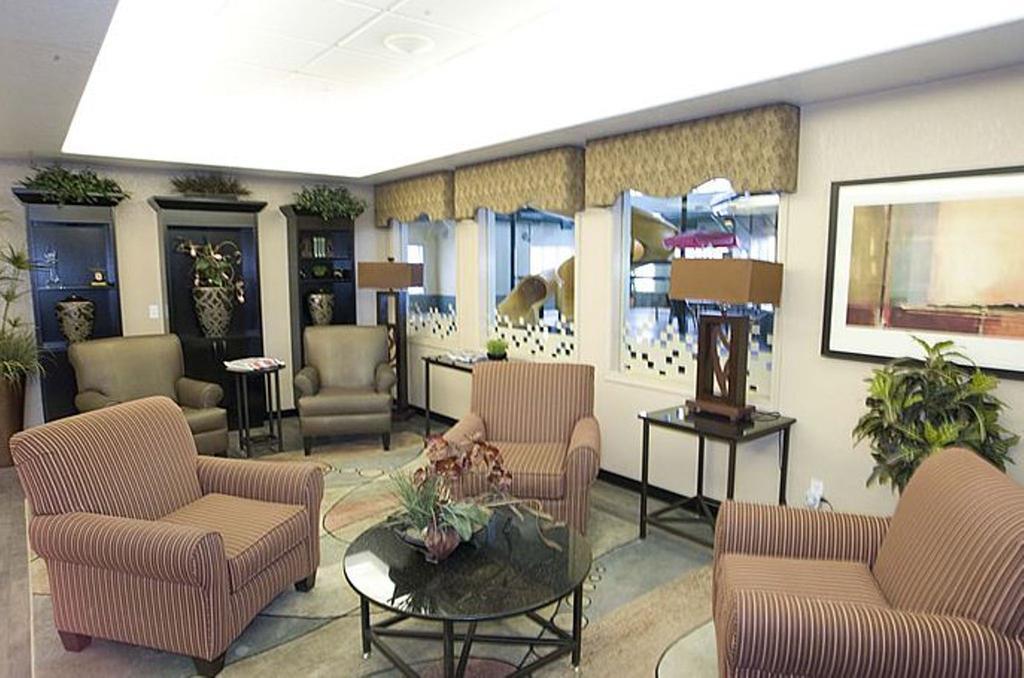 Super 8 By Wyndham Calgary Shawnessy Area Hotel Ngoại thất bức ảnh