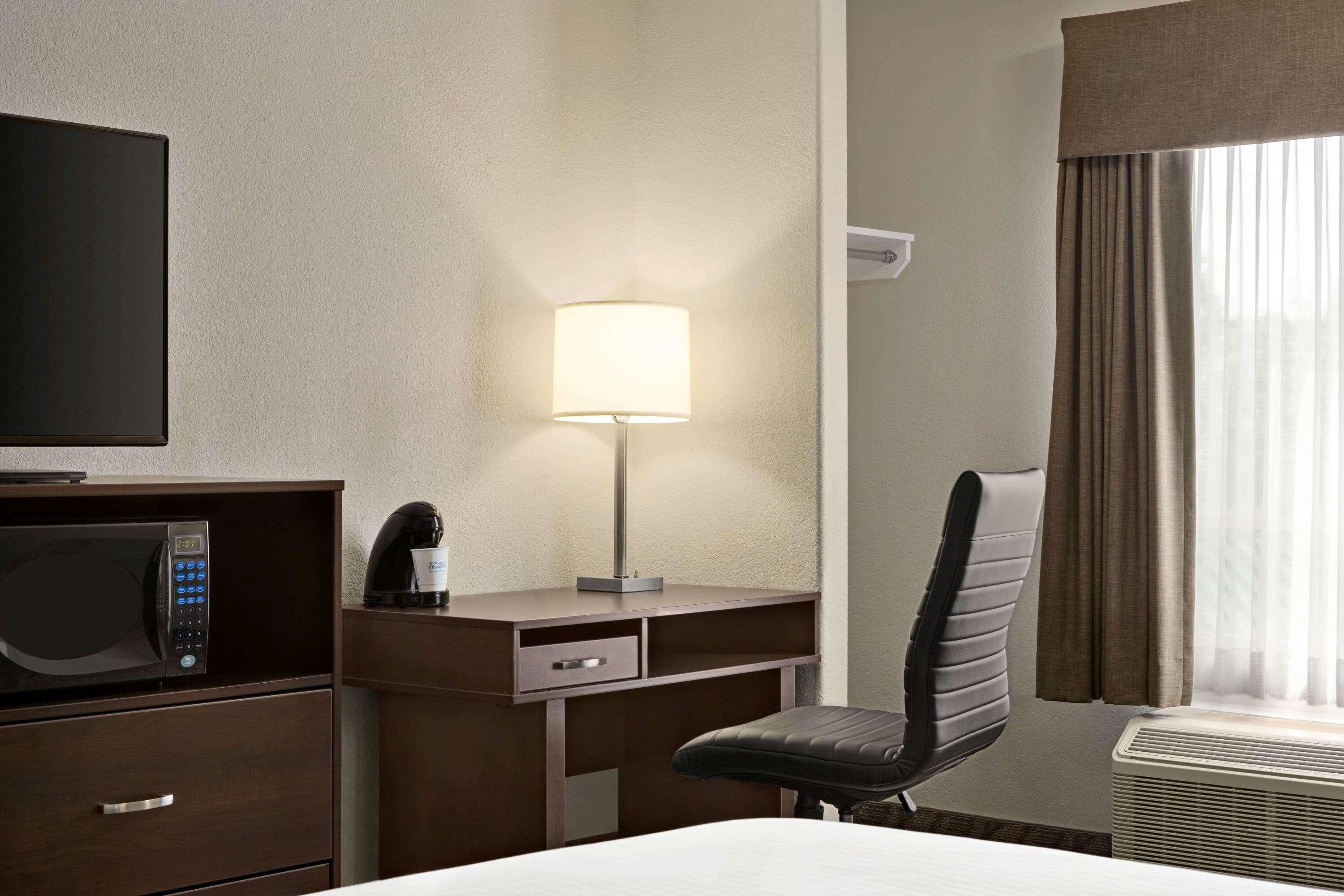 Super 8 By Wyndham Calgary Shawnessy Area Hotel Ngoại thất bức ảnh