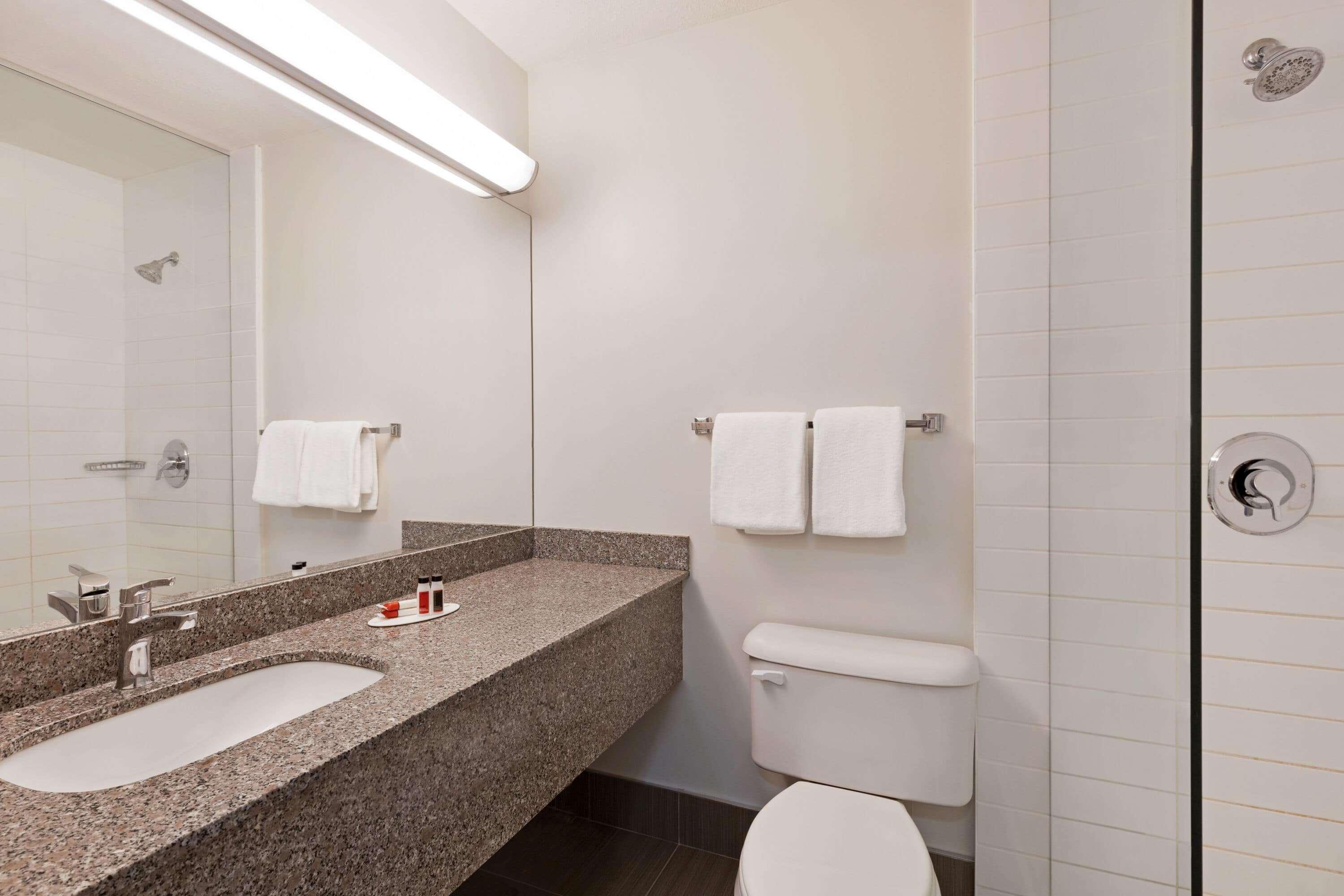 Super 8 By Wyndham Calgary Shawnessy Area Hotel Ngoại thất bức ảnh