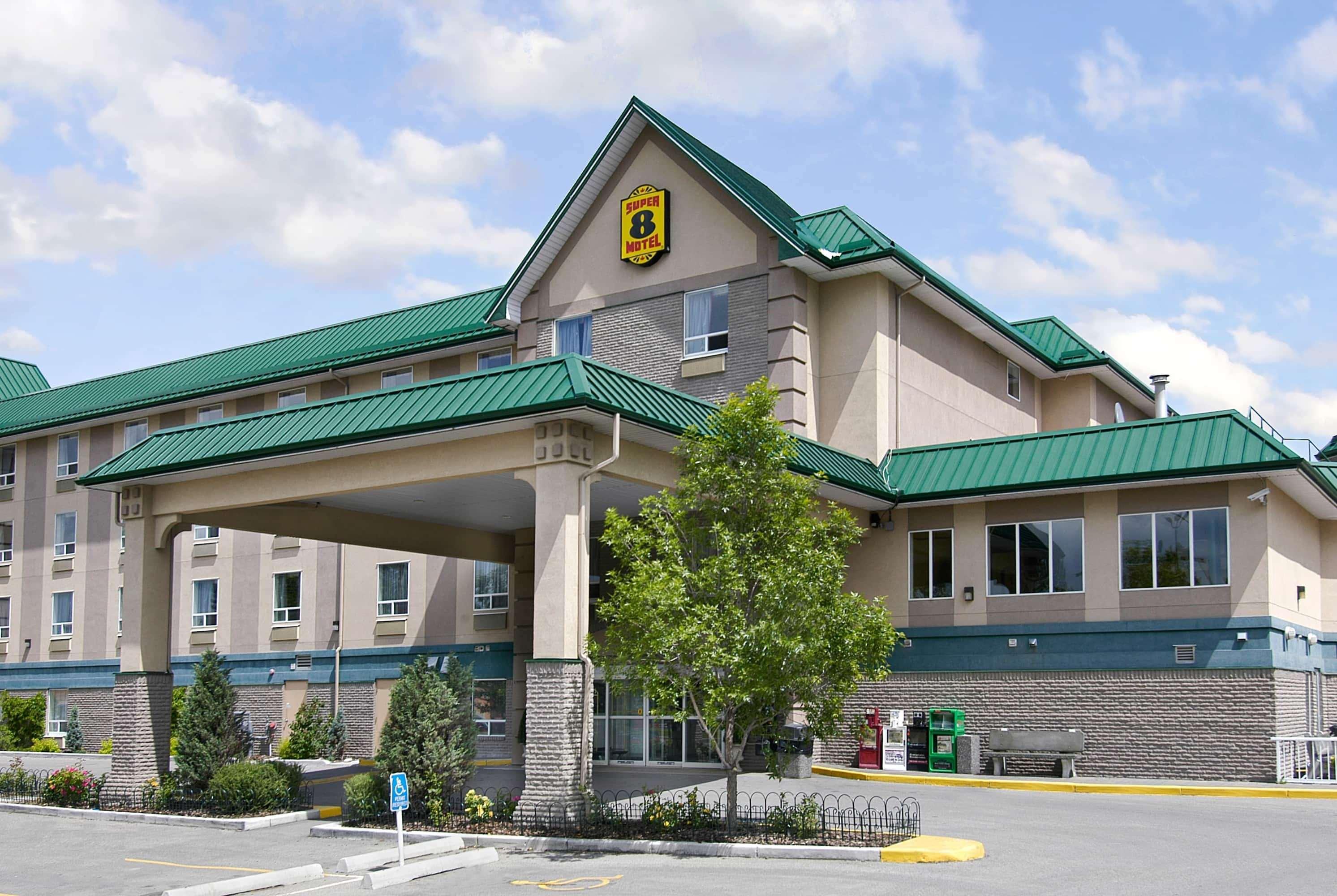 Super 8 By Wyndham Calgary Shawnessy Area Hotel Ngoại thất bức ảnh