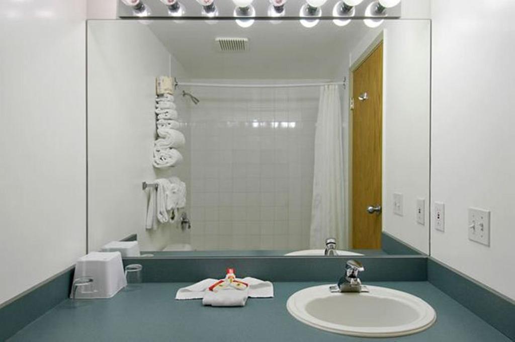 Super 8 By Wyndham Calgary Shawnessy Area Hotel Ngoại thất bức ảnh