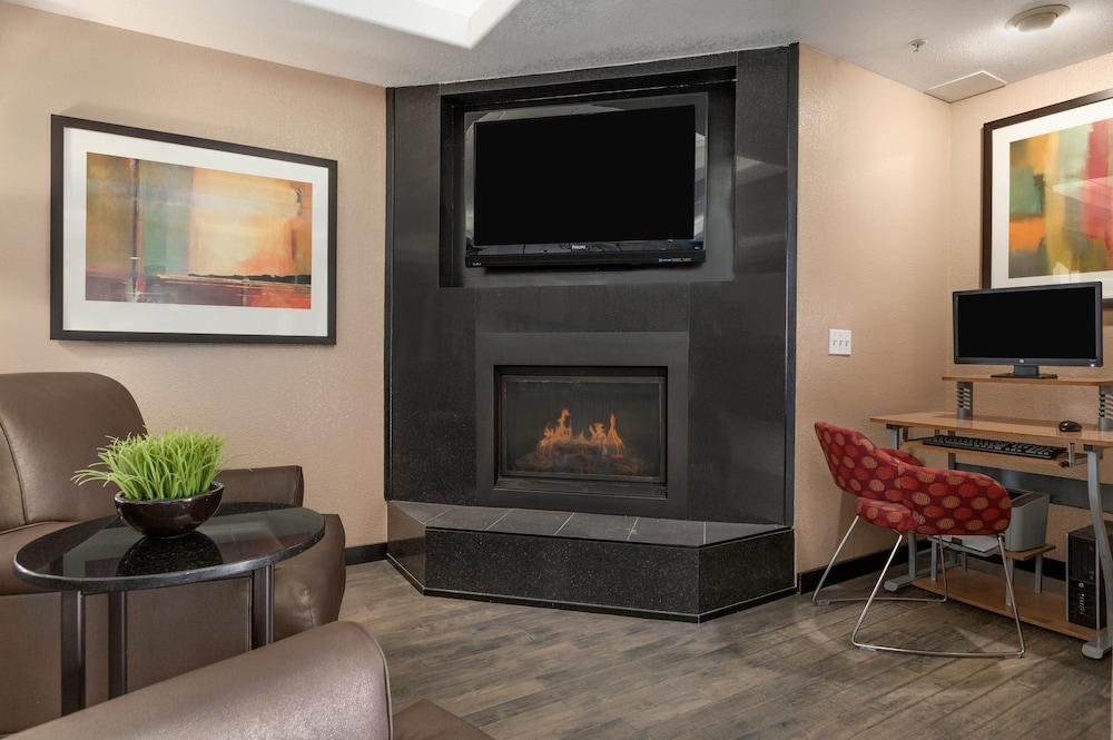 Super 8 By Wyndham Calgary Shawnessy Area Hotel Ngoại thất bức ảnh