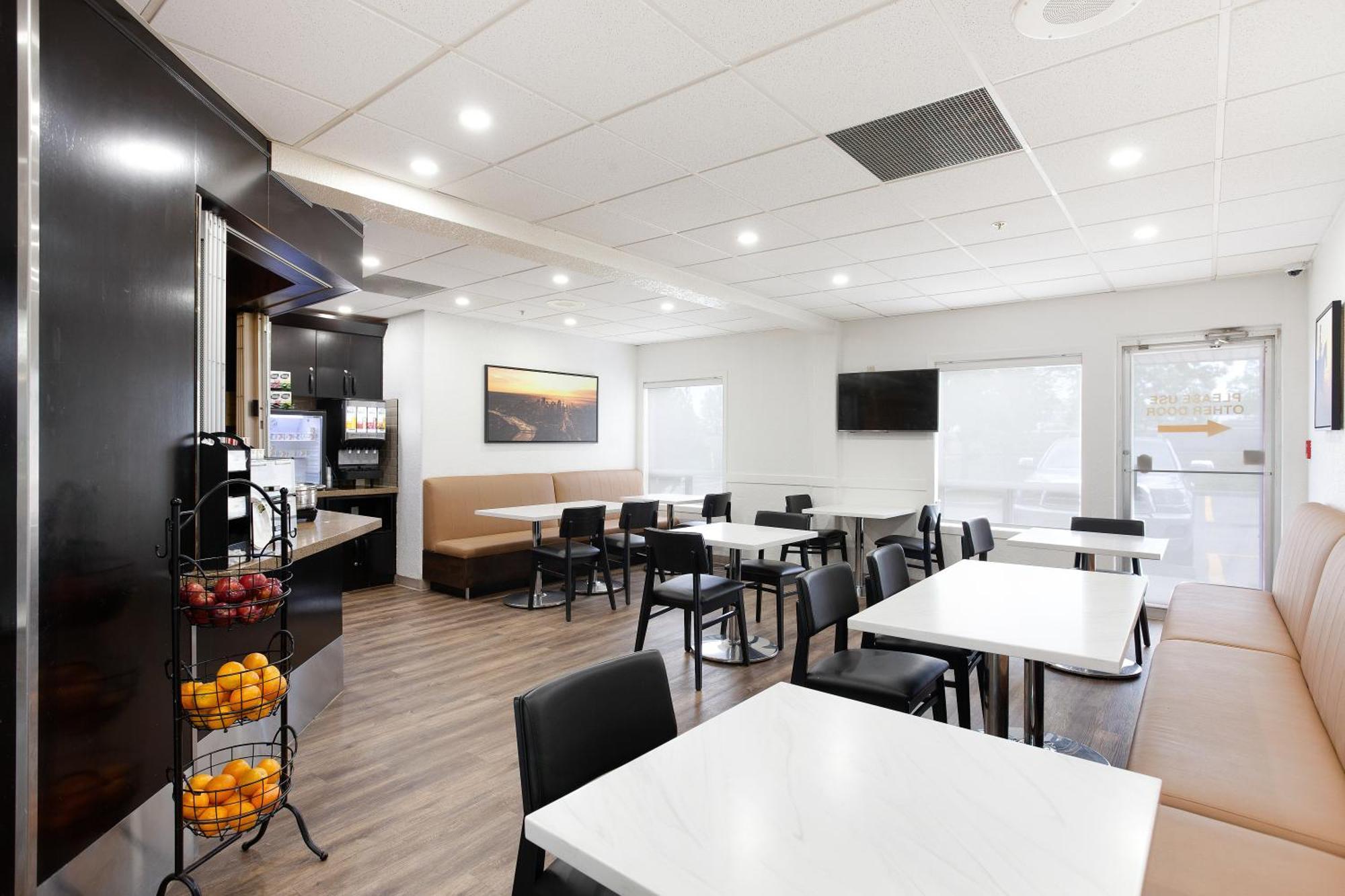 Super 8 By Wyndham Calgary Shawnessy Area Hotel Ngoại thất bức ảnh