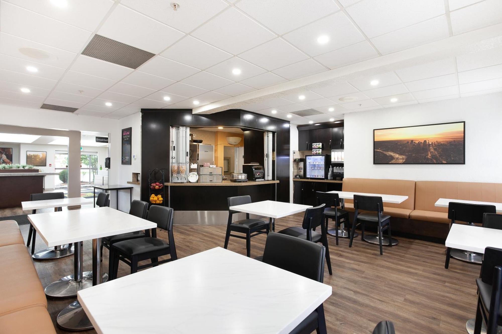 Super 8 By Wyndham Calgary Shawnessy Area Hotel Ngoại thất bức ảnh