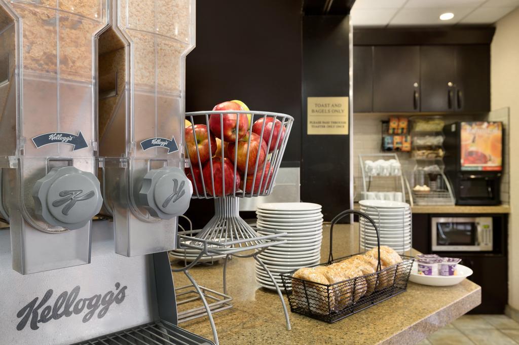 Super 8 By Wyndham Calgary Shawnessy Area Hotel Ngoại thất bức ảnh