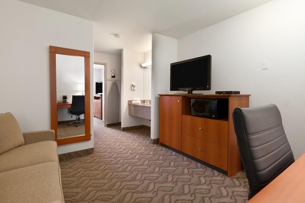 Super 8 By Wyndham Calgary Shawnessy Area Hotel Ngoại thất bức ảnh