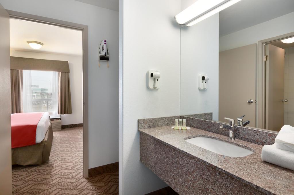 Super 8 By Wyndham Calgary Shawnessy Area Hotel Phòng bức ảnh