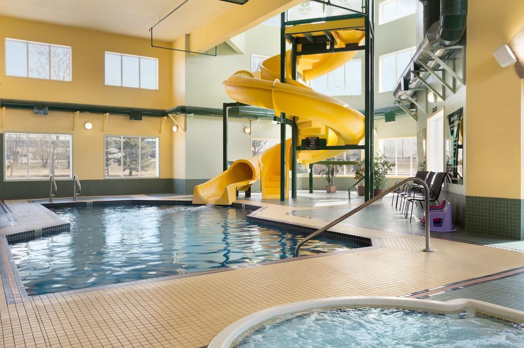 Super 8 By Wyndham Calgary Shawnessy Area Hotel Ngoại thất bức ảnh